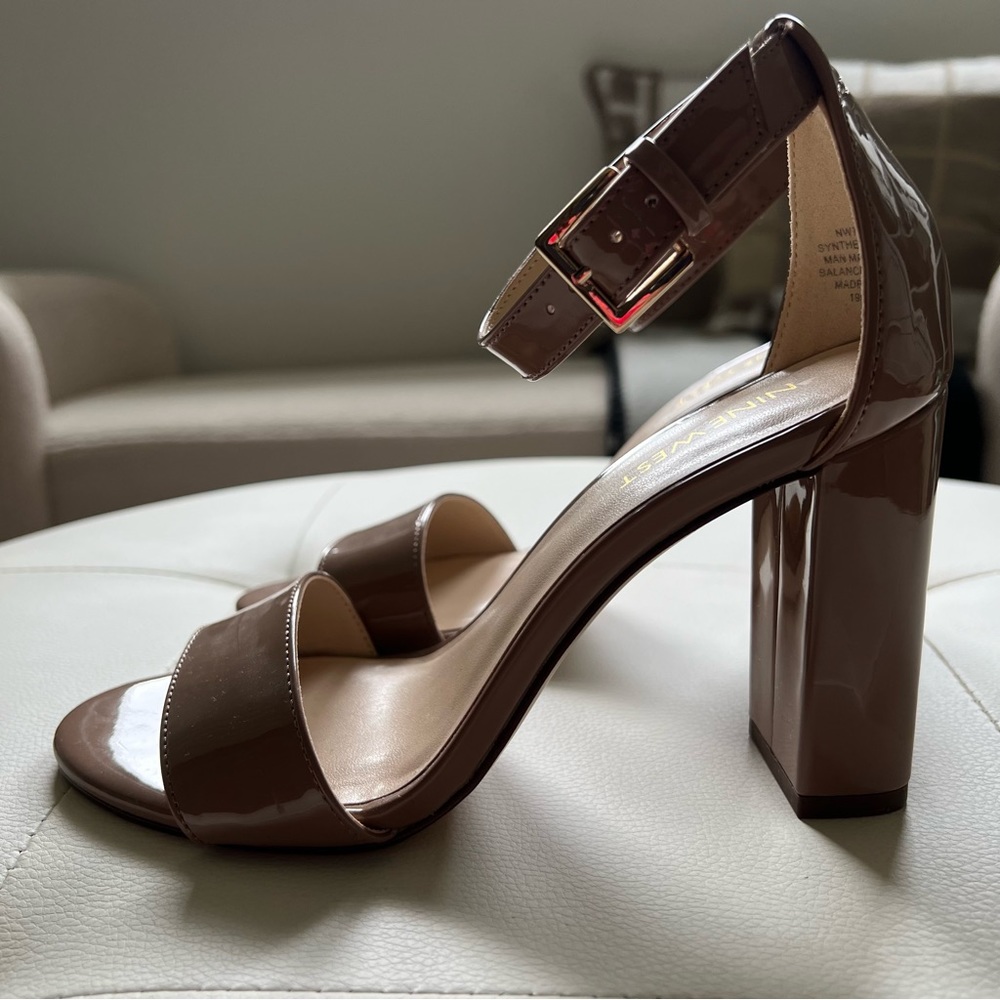 *NWOT* size 6 Nine West Nude Block Heeled Sandals